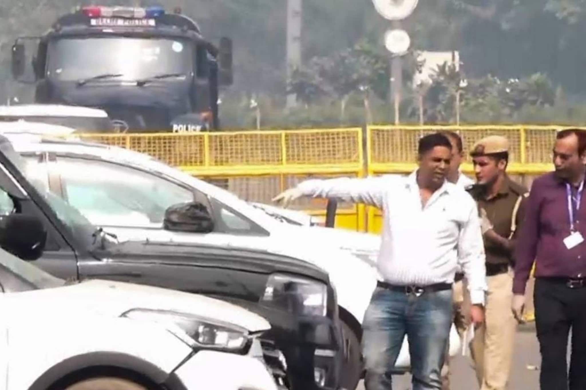 ഡൽഹി സ്ഫോടനം; പ്രതികൾ ഉപയോഗിച്ചത് രണ്ട് കാറുകൾ‌; ചുവന്ന ഇക്കോസ്പോർ‌ട്ട് കാറിനായി വ്യാപക തിരച്ചിൽ