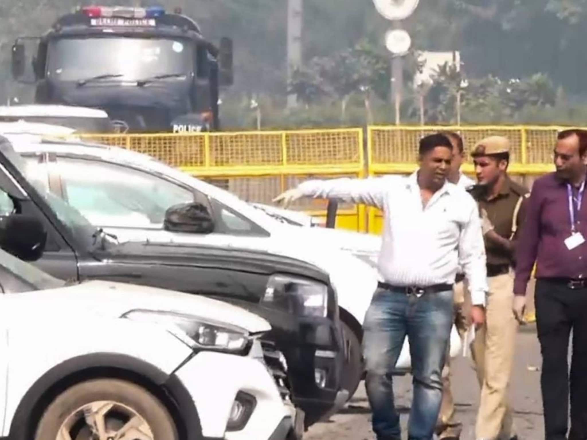 ഡൽഹി സ്ഫോടനം; പ്രതികൾ ഉപയോഗിച്ചത് രണ്ട് കാറുകൾ‌; ചുവന്ന ഇക്കോസ്പോർ‌ട്ട് കാറിനായി വ്യാപക തിരച്ചിൽ