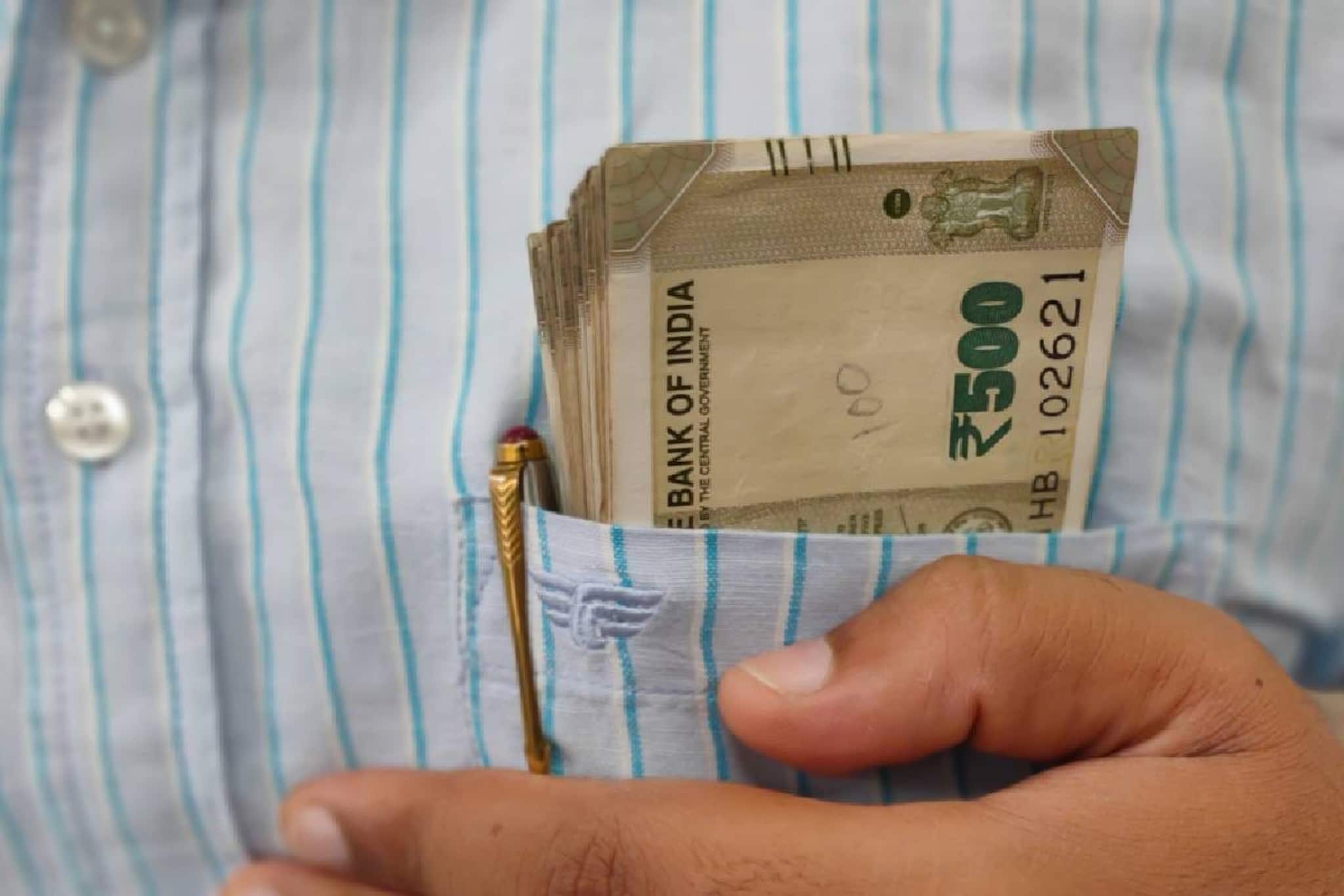 സ്വന്തം ഭൂമി വിറ്റ അച്ഛൻ മകനുമായി ജോയിന്റ് അക്കൗണ്ടിൽ 2.5 കോടി രൂപ ഇട്ടു; മകൻ നൈസ് ആയി 1.8 കോടി രൂപ വലിച്ചു