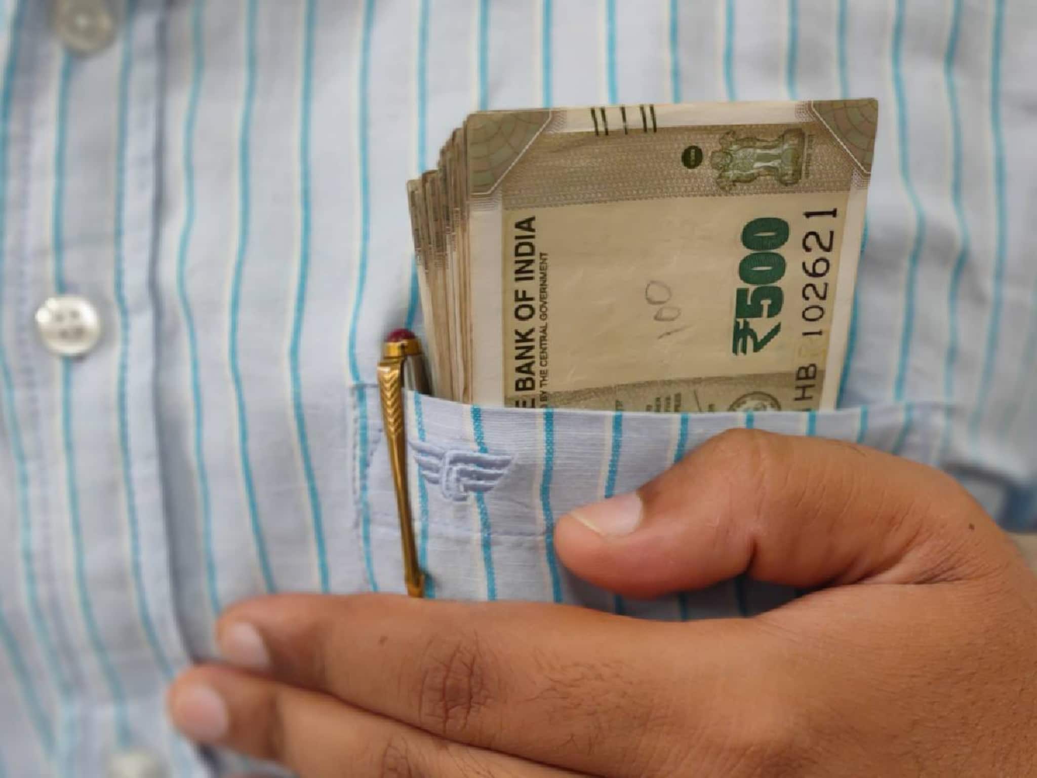 സ്വന്തം ഭൂമി വിറ്റ അച്ഛൻ മകനുമായി ജോയിന്റ് അക്കൗണ്ടിൽ 2.5 കോടി രൂപ ഇട്ടു; മകൻ നൈസ് ആയി 1.8 കോടി രൂപ വലിച്ചു