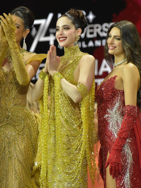  വിവാദങ്ങളും വ്യക്തിപരമായ വെല്ലുവിളികളും നിറഞ്ഞതായിരുന്നു കിരീടത്തിലേക്കുള്ള ഫാത്തിമയുടെ പാതയെങ്കിലും, അന്നത്തെ രാവിനെ ഏറ്റവുമധികം പ്രകീർത്തിക്കപ്പെട്ട പ്രകടനങ്ങളിലൊന്ന് അവരുടേതായിരുന്നു. ആഴ്ചയുടെ തുടക്കത്തിൽ റിഹേഴ്സലുകൾക്കിടെ അണിയറയിലെ പിരിമുറുക്കങ്ങളെക്കുറിച്ചും കുറച്ചു നേരത്തേക്കുള്ള ഇറങ്ങിപ്പോക്കുകളെക്കുറിച്ചുമുള്ള റിപ്പോർട്ടുകൾ ഉണ്ടായിരുന്നിട്ടും, മെക്സിക്കൻ പ്രതിനിധി പുതിയ ഊർജ്ജത്തോടെ വേദിയിൽ തിരിച്ചെത്തുകയും പ്രതികൂല സാഹചര്യങ്ങളെ ശക്തിയാക്കി മാറ്റുകയും ചെയ്തു. (Image: Fatima Bosch/ Instagram)