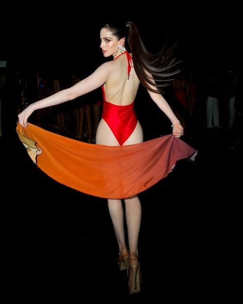  ഫാത്തിമയുടെ മറുപടികൾ സോഷ്യൽ മീഡിയയിലും സദസ്സിലുണ്ടായിരുന്നവർക്കിടയിലും വ്യാപകമായി പ്രശംസിക്കപ്പെട്ടു. ഫാത്തിമയുടെ കിരീടത്തിലേക്കുള്ള വഴി വെല്ലുവിളികൾ ഇല്ലാത്തതായിരുന്നില്ല. പ്രൊമോഷണൽ കാര്യങ്ങളിലും അണിയറയിലെ പിരിമുറുക്കങ്ങളിലും ഉണ്ടായ തർക്കത്തെത്തുടർന്ന് ആഴ്ചയുടെ തുടക്കത്തിൽ അവരുടെ പങ്കാളിത്തം ശ്രദ്ധാകേന്ദ്രമായതായി പേജൻ്റ് നിരീക്ഷകർ പറഞ്ഞു.  (Image: Fatima Bosch/ Instagram)