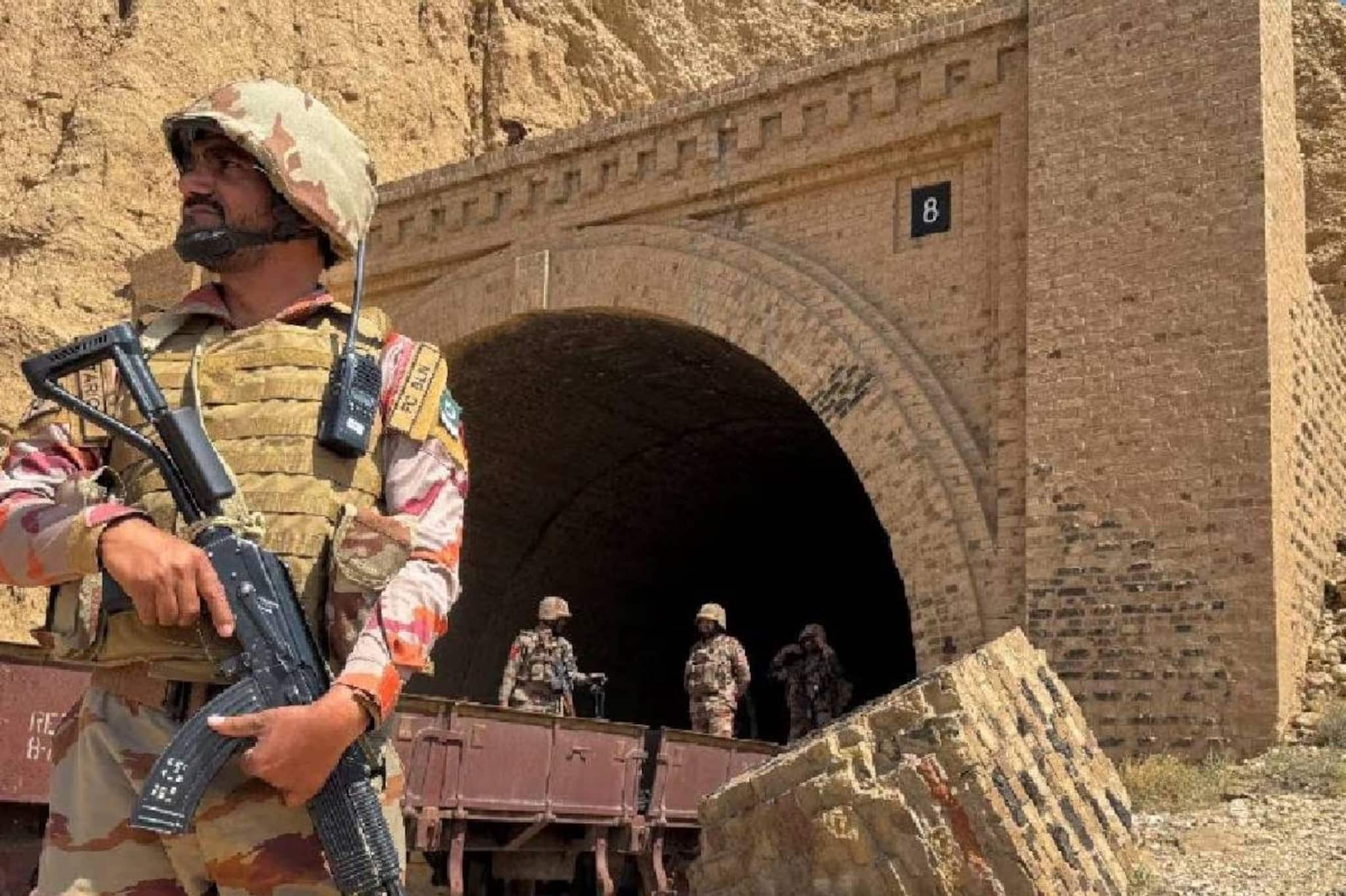 പാക് അർദ്ധസൈനിക സേനാ ആസ്ഥാനത്തിന് നേരെ തീവ്രവാദി ആക്രമണം