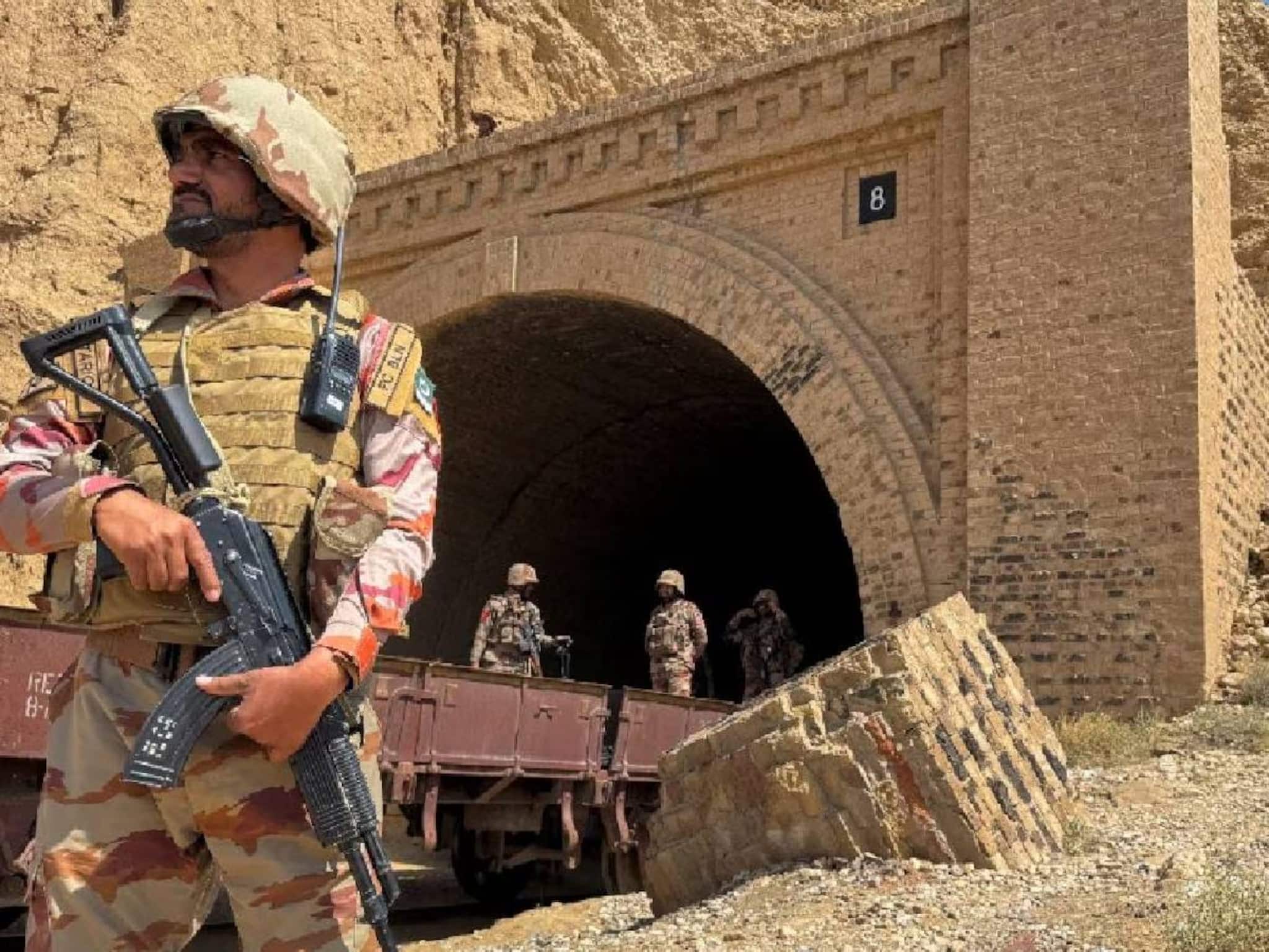 പാക് അർദ്ധസൈനിക സേനാ ആസ്ഥാനത്തിന് നേരെ തീവ്രവാദി ആക്രമണം