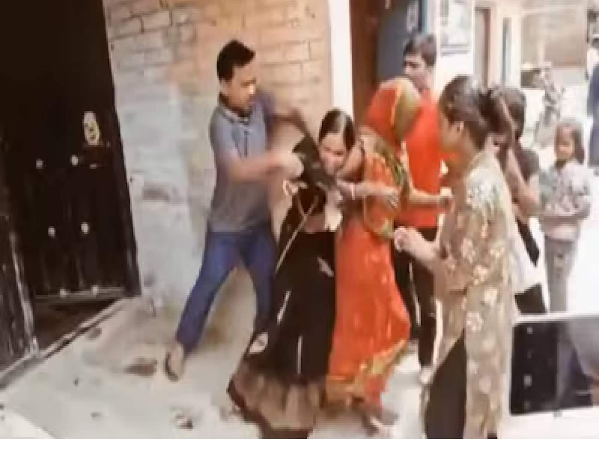 ബീഹാര്‍ തിരഞ്ഞെടുപ്പിൽ ആര്‍ജെഡിക്ക് വോട്ട് നല്‍കാത്ത ഭാര്യയെ ഭര്‍ത്താവ് വീട്ടില്‍ നിന്നും അടിച്ച് പുറത്താക്കി