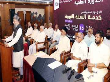 കേരള ജംഇയ്യത്തുൽ ഉലമാ നൂറാം വാർഷികത്തിന്റെ ഭാഗമായി കോഴിക്കോട്ട് സംഘടിപ്പിച്ച ദേശീയ പണ്ഡിത സമ്മേളനം പ്രൊഫസർ മദ്ഹർ അലി അൽ മദീനി ഉദ്ഘാടനം ചെയ്യുന്നു കേരള ജംഇയ്യത്തുൽ ഉലമാ നൂറാം വാർഷികത്തിന്റെ ഭാഗമായി കോഴിക്കോട്ട് സംഘടിപ്പിച്ച ദേശീയ പണ്ഡിത സമ്മേളനം പ്രൊഫസർ മദ്ഹർ അലി അൽ മദീനി ഉദ്ഘാടനം ചെയ്യുന്നു