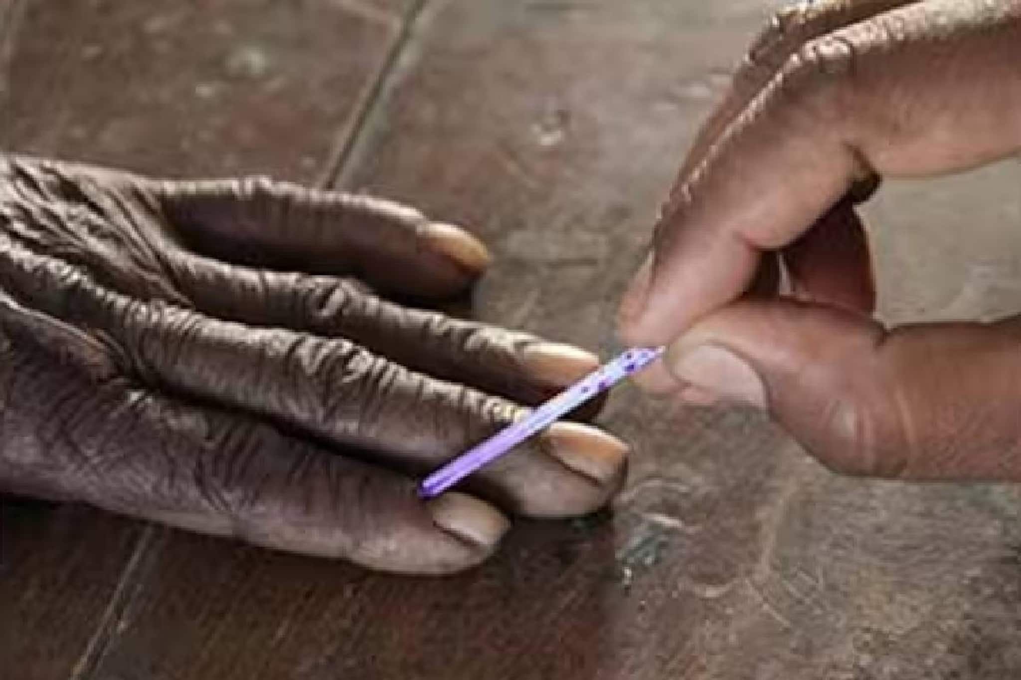 എന്താ ഈ കൊച്ചുകേരളത്തിൽ സംഭവിക്കുന്നത്? നേതാക്കളുടെ വാർഡിൽ സ്വന്തം പാർട്ടി പൊട്ടി എന്താ ഈ കൊച്ചുകേരളത്തിൽ സംഭവിക്കുന്നത്? നേതാക്കളുടെ വാർഡിൽ സ്വന്തം പാർട്ടി പൊട്ടി