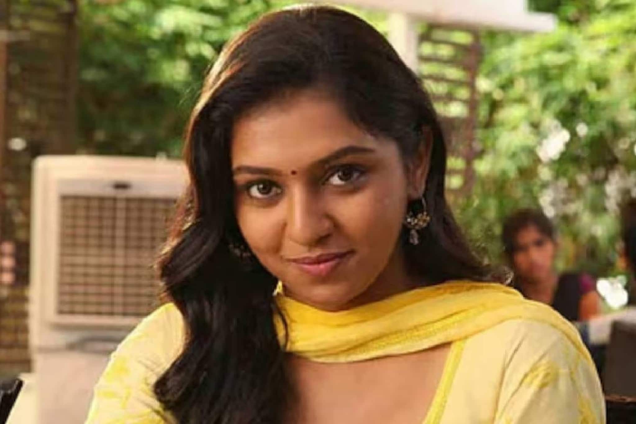 നടി ലക്ഷ്മി ആർ മേനോൻ പ്രതിയായ യുവാവിനെ തട്ടിക്കൊണ്ടുപോയി മർദിച്ച കേസ് ഹൈക്കോടതി റദ്ദാക്കി നടി ലക്ഷ്മി ആർ മേനോൻ പ്രതിയായ യുവാവിനെ തട്ടിക്കൊണ്ടുപോയി മർദിച്ച കേസ് ഹൈക്കോടതി റദ്ദാക്കി