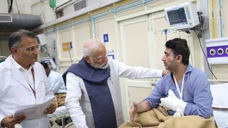 ഡൽഹി സ്ഫോടനത്തിൽ പരിക്കേറ്റവരെ പ്രധാനമന്ത്രി കാണുന്നു (Image: X)