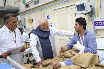 ഡൽഹി സ്ഫോടനത്തിൽ പരിക്കേറ്റവരെ പ്രധാനമന്ത്രി മോദി ആശുപത്രിയിൽ സന്ദർശിച്ചു