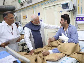 ഡൽഹി സ്ഫോടനത്തിൽ പരിക്കേറ്റവരെ പ്രധാനമന്ത്രി കാണുന്നു (Image: X)