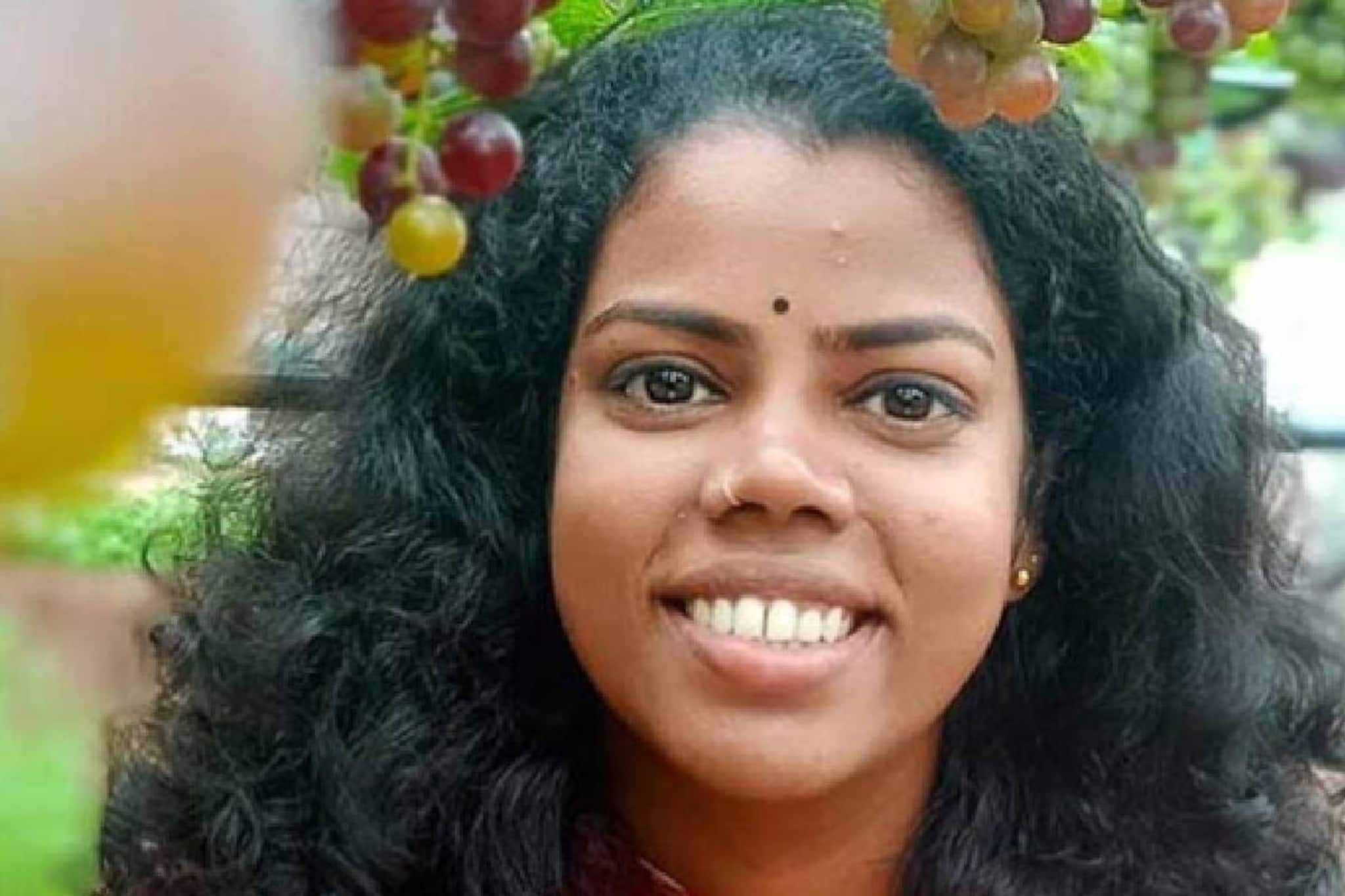 പി എം ആർഷോയ്ക്കെതിരെ പരാതി നൽകിയ AISF മുൻ സംസ്ഥാന ജോയിന്റ് സെക്രട്ടറി നിമിഷ രാജു എറണാകുളം പറവൂർ ബ്ലോക്കിൽ മത്സരത്തിന് പി എം ആർഷോയ്ക്കെതിരെ പരാതി നൽകിയ AISF മുൻ സംസ്ഥാന ജോയിന്റ് സെക്രട്ടറി നിമിഷ രാജു എറണാകുളം പറവൂർ ബ്ലോക്കിൽ മത്സരത്തിന്