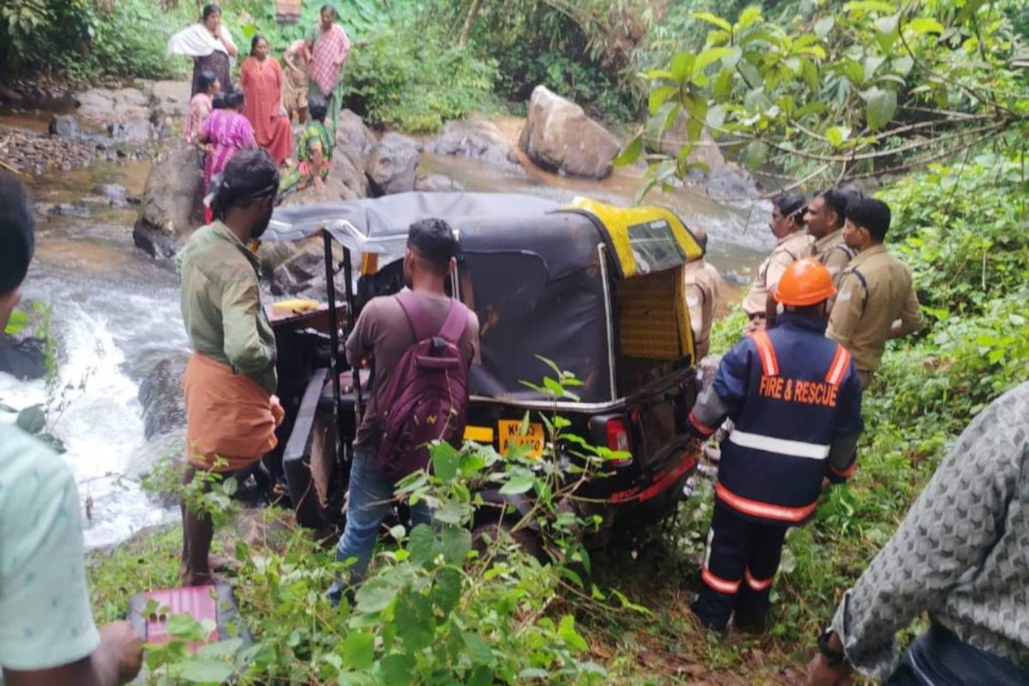 സ്കൂൾ വിദ്യാർത്ഥികളുമായി പോയ ഓട്ടോറിക്ഷ തോട്ടിലേക്ക് മറിഞ്ഞ് എട്ടുവയസുകാരി മരിച്ചു; നാലുവയസുകാരനെ കാണാനില്ല