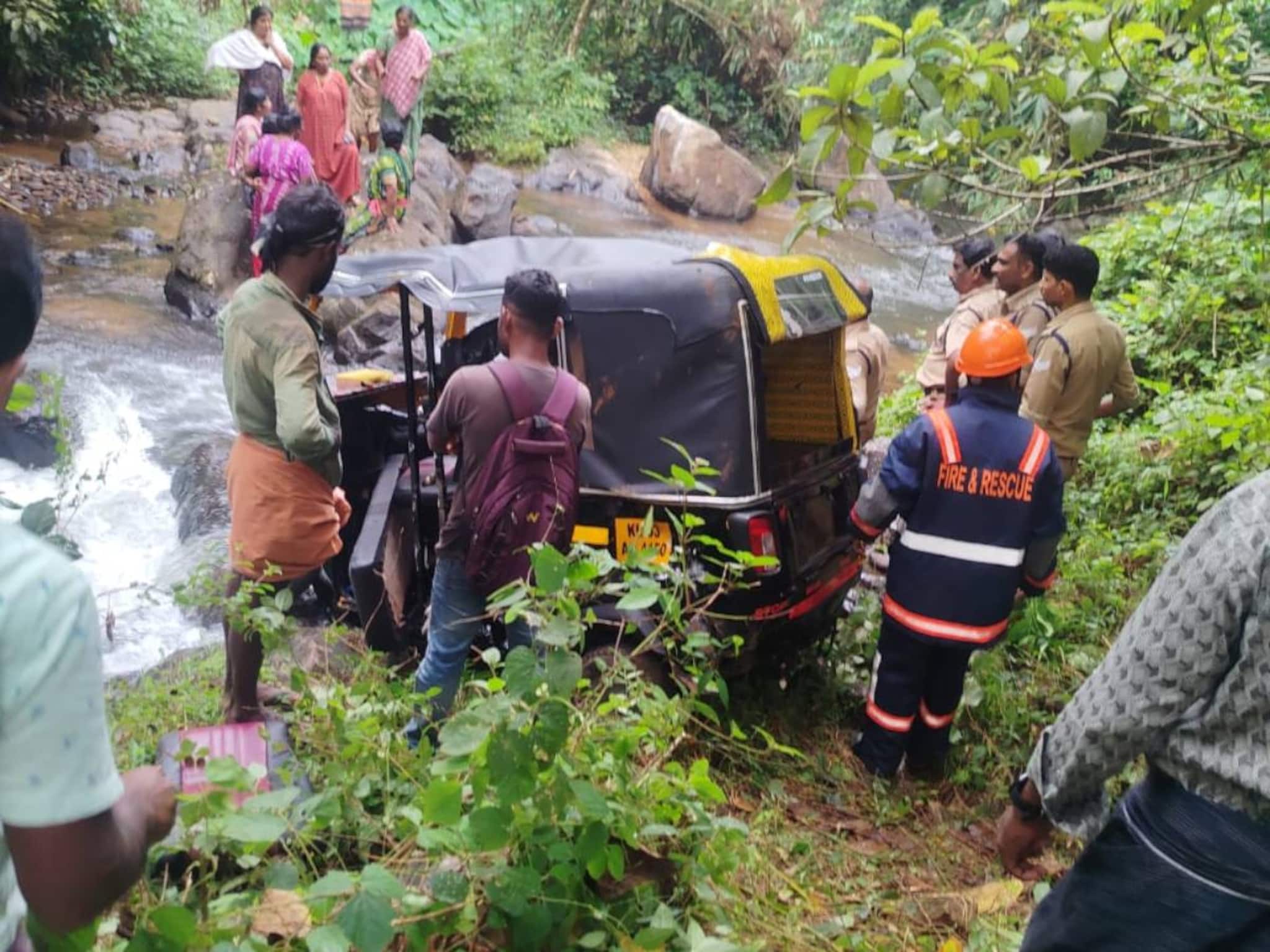 സ്കൂൾ വിദ്യാർത്ഥികളുമായി പോയ ഓട്ടോറിക്ഷ തോട്ടിലേക്ക് മറിഞ്ഞ് 2 കുട്ടികൾ മരിച്ചു