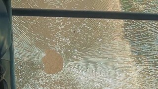 കല്ലേറിൽ തകർന്ന ബസിന്റെ ചില്ല്