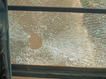 കല്ലേറിൽ തകർന്ന ബസിന്റെ ചില്ല്