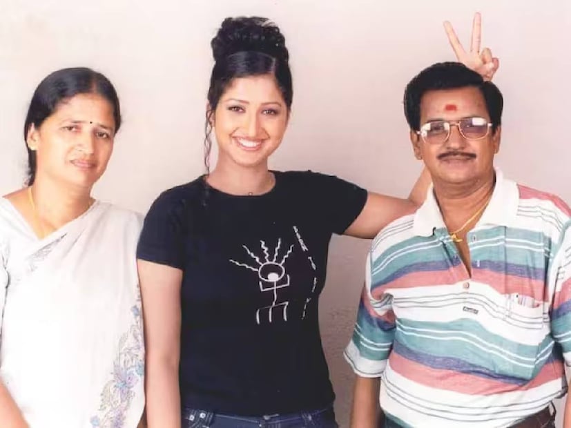 അഞ്ചു വർഷങ്ങൾ കൊണ്ട് പ്രത്യുഷ 12 സിനിമകളിൽ അഭിനയിച്ചു. അതിൽ ആറു ചിത്രങ്ങളും തമിഴിലായിരുന്നു. പ്രഭുവിനൊപ്പം 'സൂപ്പർ കുടുംബം', വിജയകാന്തിന്റെ ചിത്രം 'താവസി', ഭാരതിരാജയുടെ 'കടൽപൂക്കൾ' തുടങ്ങിയവയാണ് പ്രത്യുഷയുടെ ചിത്രങ്ങൾ. 20 വയസിനുള്ളിൽ പ്രത്യുഷ നിരവധി ഭാഷകളിൽ അഭിനയിച്ചു കഴിഞ്ഞിരുന്നു. അവർ വളരെ പെട്ടെന്ന് തന്നെ തിരക്കുള്ള നായികയായി മാറിയിരുന്നു 