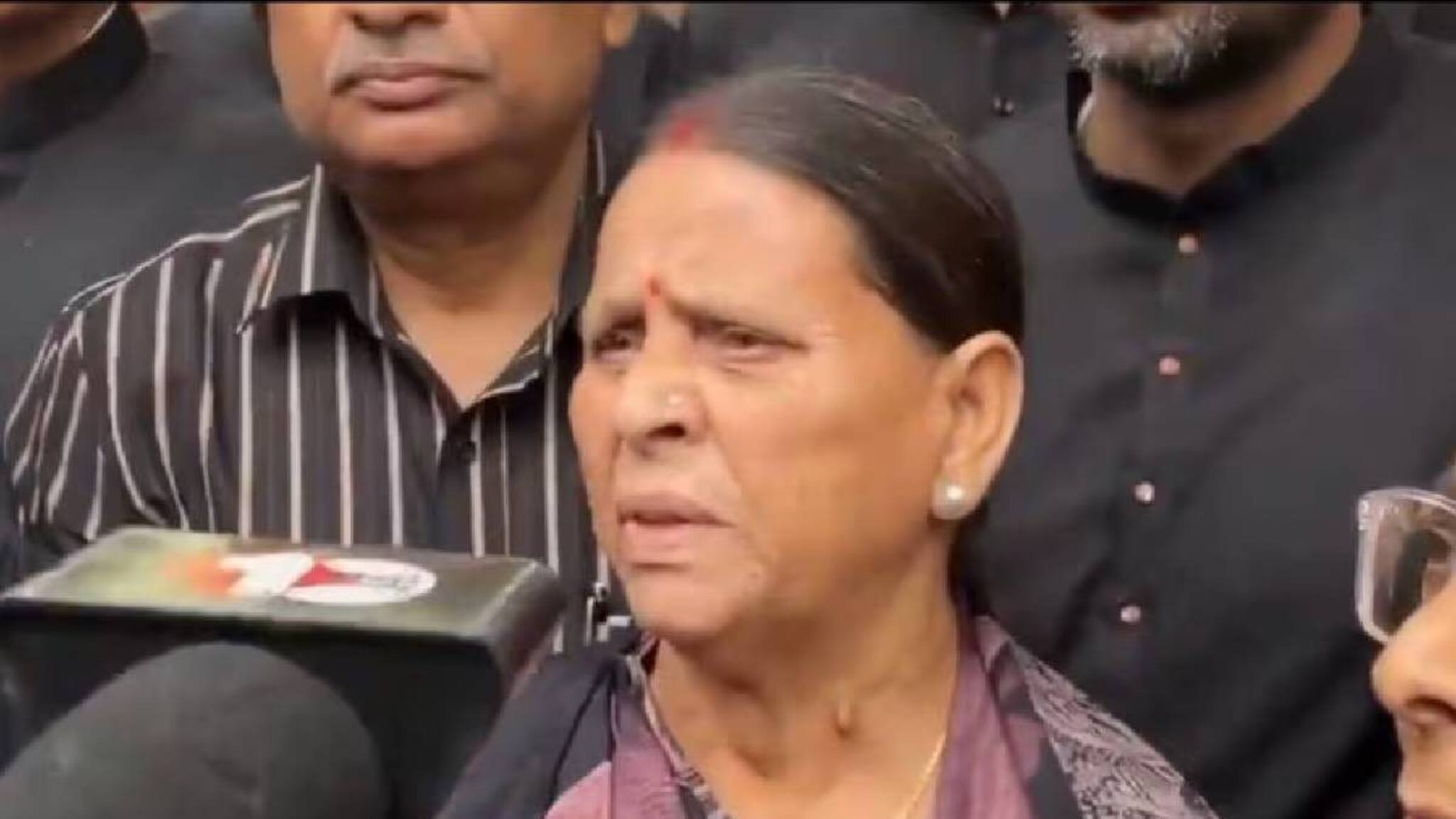 'എന്ത് വന്നാലും വീട് ഒഴിയില്ല'; ബീഹാർ മുൻ മുഖ്യമന്ത്രി റാബ്‌റി ദേവി  ബംഗ്ലാവ് ഒഴിഞ്ഞ് കൊടുക്കില്ലെന്ന് ആര്‍ജെഡി