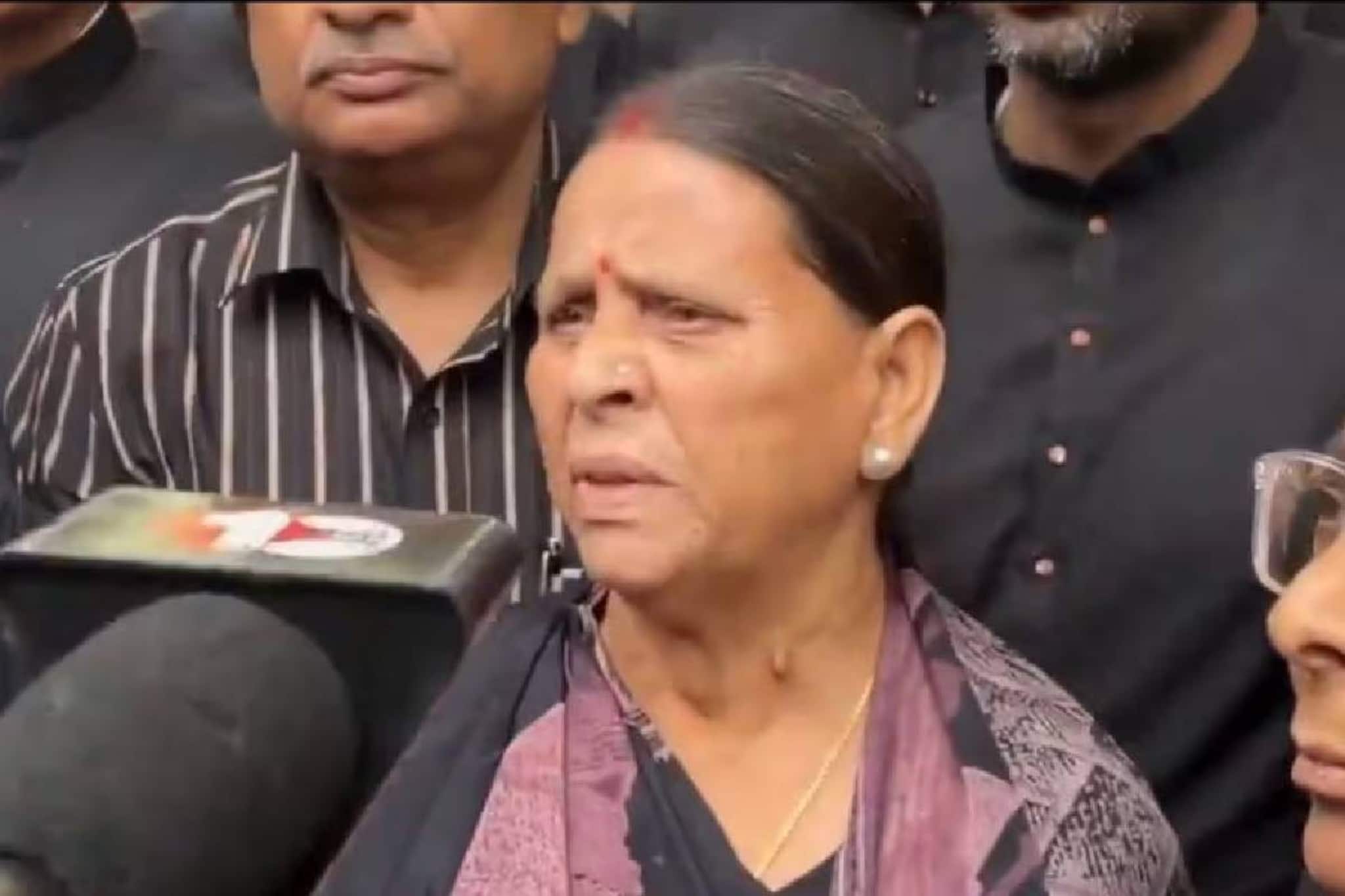 'എന്ത് വന്നാലും വീട് ഒഴിയില്ല'; ബീഹാർ മുൻ മുഖ്യമന്ത്രി റാബ്റി ദേവി ബംഗ്ലാവ് ഒഴിഞ്ഞ് കൊടുക്കില്ലെന്ന് ആര്ജെഡി 'എന്ത് വന്നാലും വീട് ഒഴിയില്ല'; ബീഹാർ മുൻ മുഖ്യമന്ത്രി റാബ്റി ദേവി ബംഗ്ലാവ് ഒഴിഞ്ഞ് കൊടുക്കില്ലെന്ന് ആര്ജെഡി