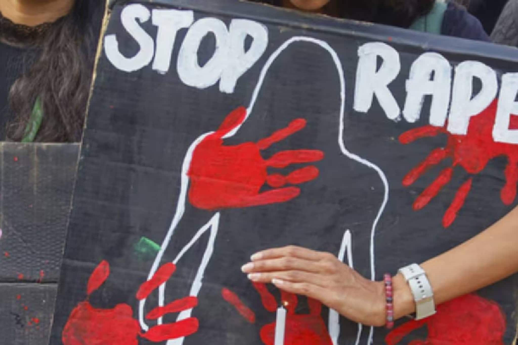 ചൂതുകളിയിൽ ഭർത്താവ് പണയം വെച്ചു;തോറ്റപ്പോൾ എട്ട് പേർ ബലാൽസംഗം ചെയ്തുവെന്ന് ഭാര്യ ചൂതുകളിയിൽ ഭർത്താവ് പണയം വെച്ചു;തോറ്റപ്പോൾ എട്ട് പേർ ബലാൽസംഗം ചെയ്തുവെന്ന് ഭാര്യ