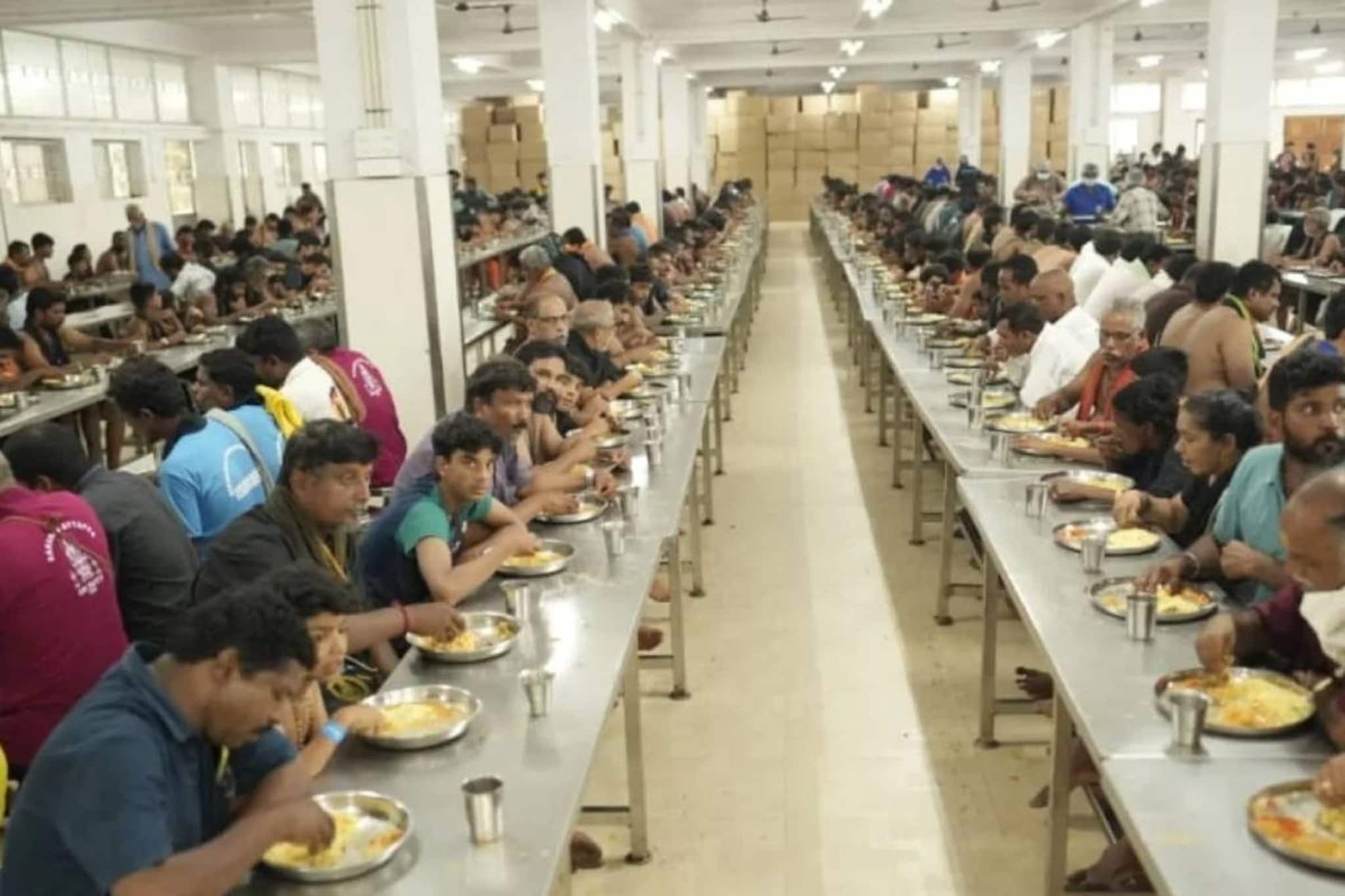 പുലാവും സാമ്പാറും ഒഴിവാക്കി; ശബരിമലയിൽ ഇനി 'അന്നദാനം' കേരള സദ്യ; പായസവും പപ്പടവും ഉള്പ്പെടെ വിളമ്പും പുലാവും സാമ്പാറും ഒഴിവാക്കി; ശബരിമലയിൽ ഇനി 'അന്നദാനം' കേരള സദ്യ; പായസവും പപ്പടവും ഉള്പ്പെടെ വിളമ്പും