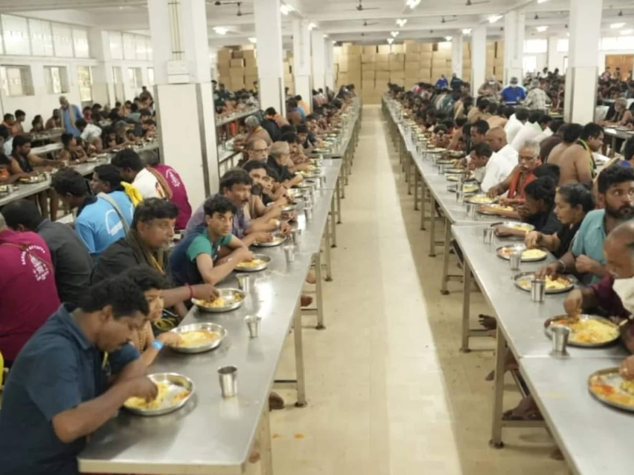 പുലാവും സാമ്പാറും ഒഴിവാക്കി; ശബരിമലയിൽ ഇനി 'അന്നദാനം' കേരള സദ്യ; പായസവും പപ്പടവും ഉള്‍പ്പെടെ വിളമ്പും