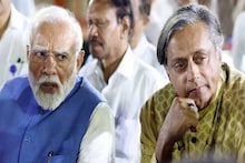 പ്രധാനമന്ത്രിയുടെ പ്രസംഗം കേൾക്കാൻ ചുമയും ജലദോഷവും വകവയ്ക്കാതെ ശശി തരൂർ