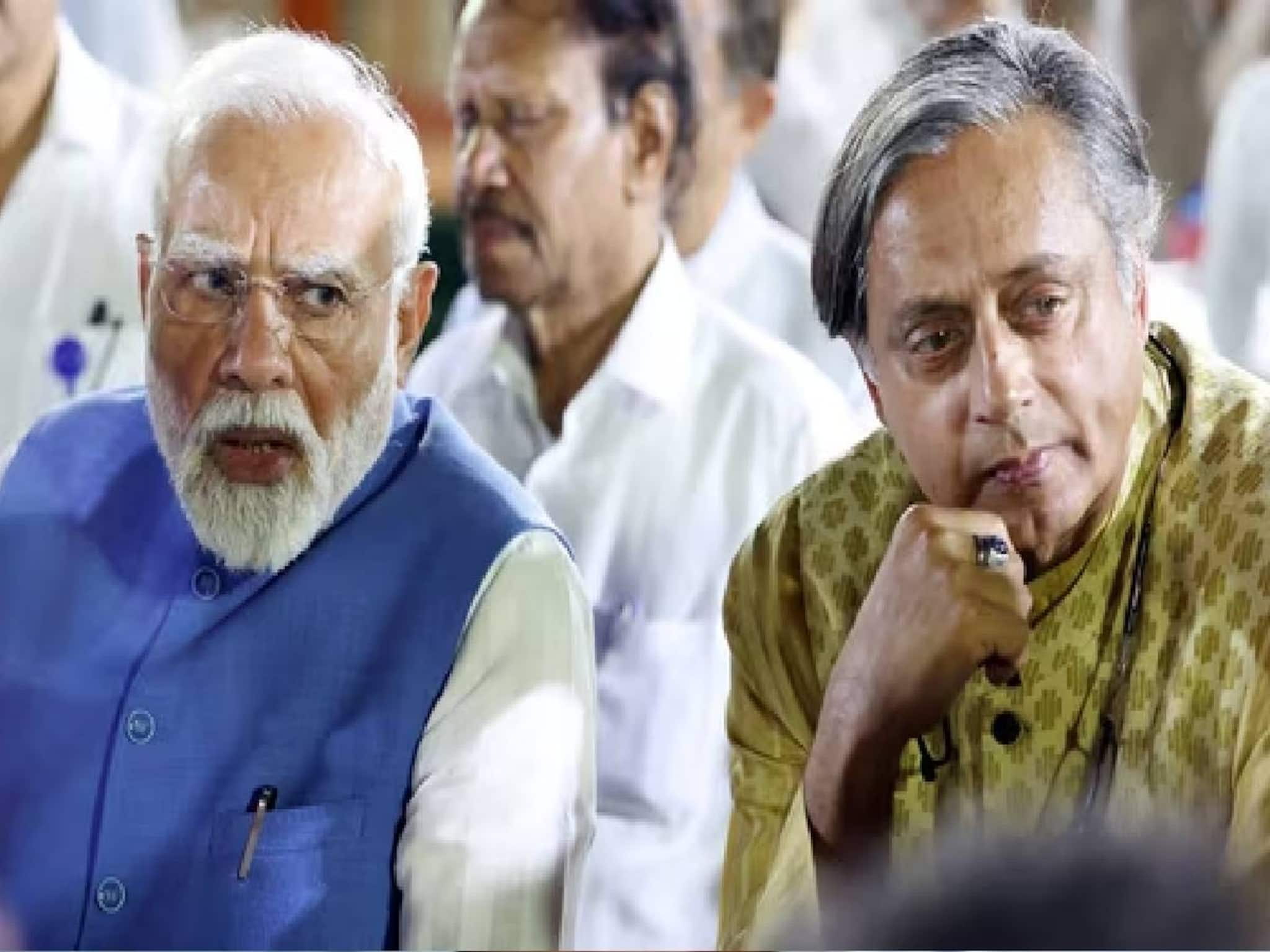 പ്രധാനമന്ത്രിയുടെ പ്രസംഗം കേൾക്കാൻ ചുമയും ജലദോഷവും വകവയ്ക്കാതെ ശശി തരൂർ