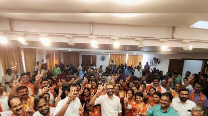 കെ സുരേന്ദ്രൻ സ്ഥാഥാർത്ഥികൾക്കൊപ്പം കെ സുരേന്ദ്രൻ സ്ഥാഥാർത്ഥികൾക്കൊപ്പം