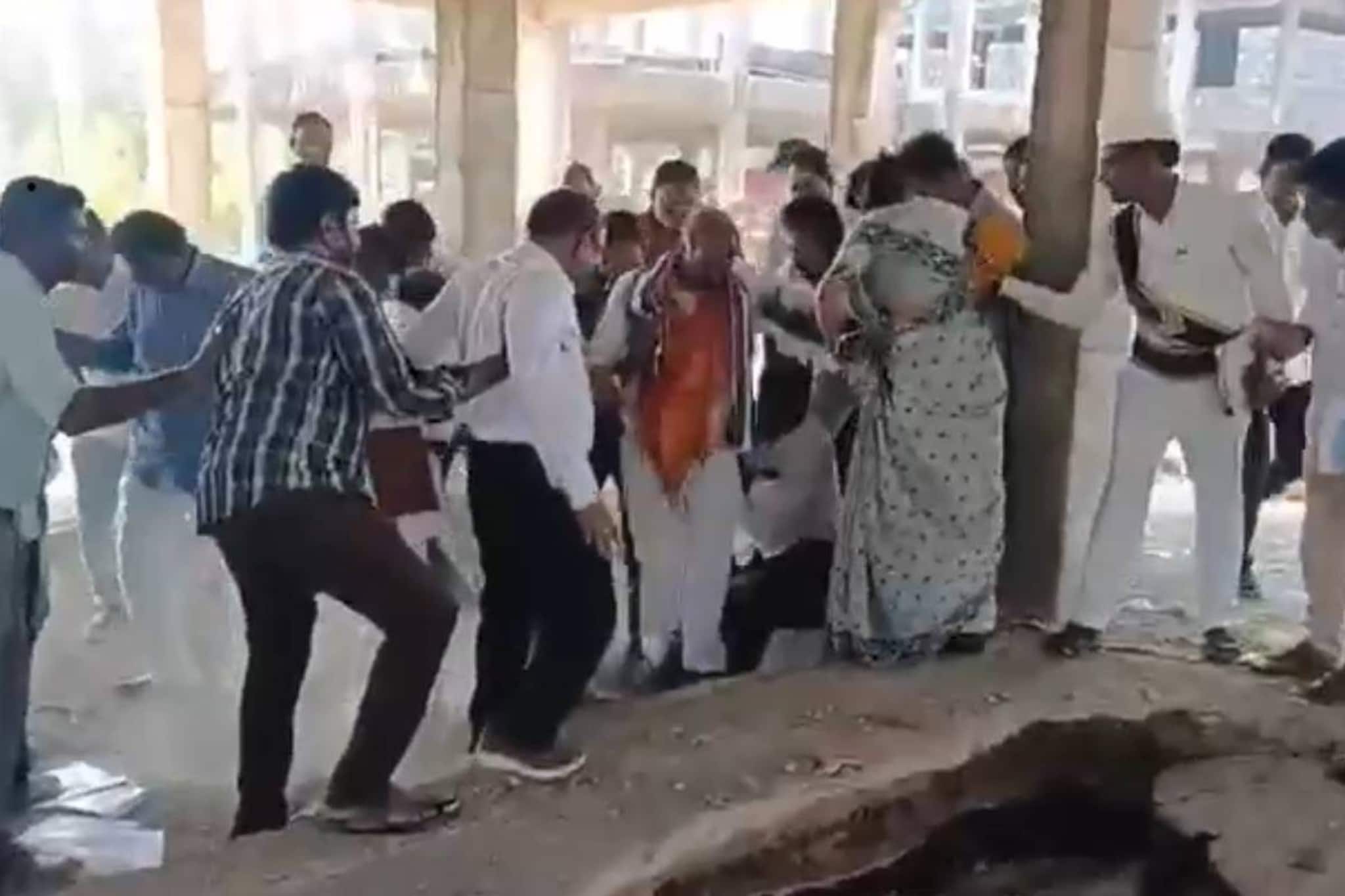 സർക്കാര്‍ ഭവനപദ്ധതിയുടെ പരിശോധനയ്ക്കിടെ കെട്ടിടം തകർന്നുവീണു; തെലങ്കാനയിൽ എംഎൽഎയും കളക്ടറും രക്ഷപ്പെട്ടത് തലനാരിഴയ്ക്ക്