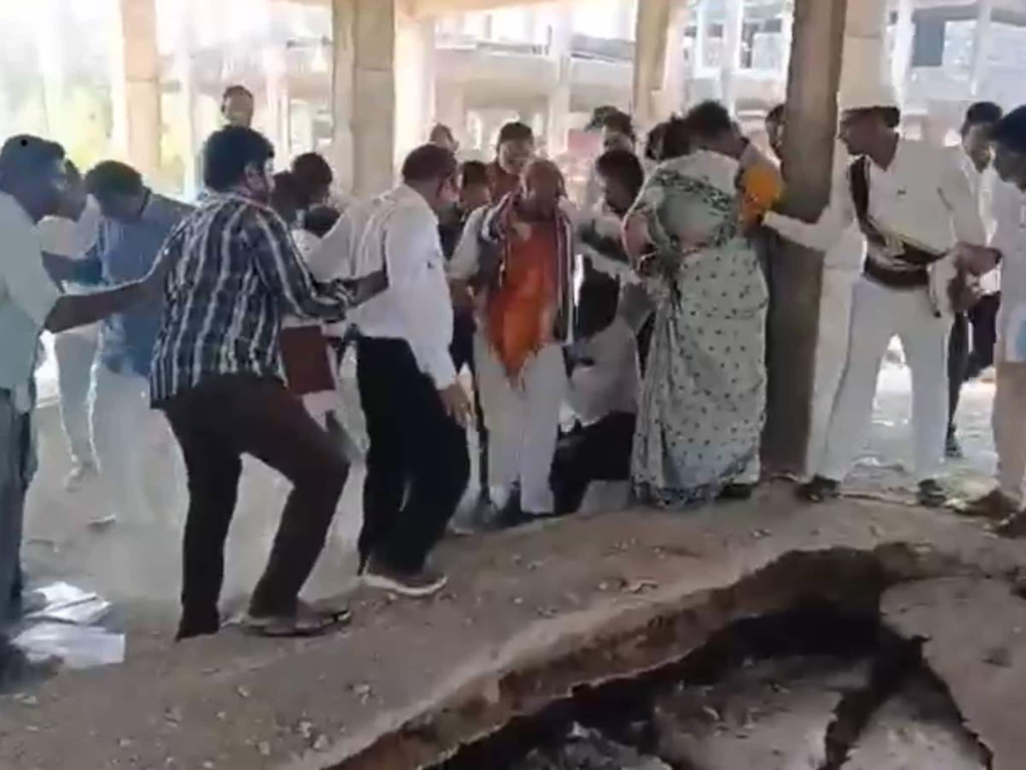 സർക്കാര്‍ ഭവനപദ്ധതിയുടെ പരിശോധനയ്ക്കിടെ കെട്ടിടം തകർന്നുവീണു; തെലങ്കാനയിൽ എംഎൽഎയും കളക്ടറും രക്ഷപ്പെട്ടത് തലനാരിഴയ്ക്ക്