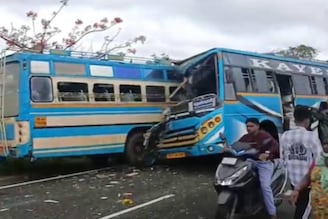 തെങ്കാശിയിൽ സ്വകാര്യ ബസുകൾ കൂട്ടിയിടിച്ച് 7 മരണം; 60 ഓളംപേര്‍ക്ക് പരിക്ക്