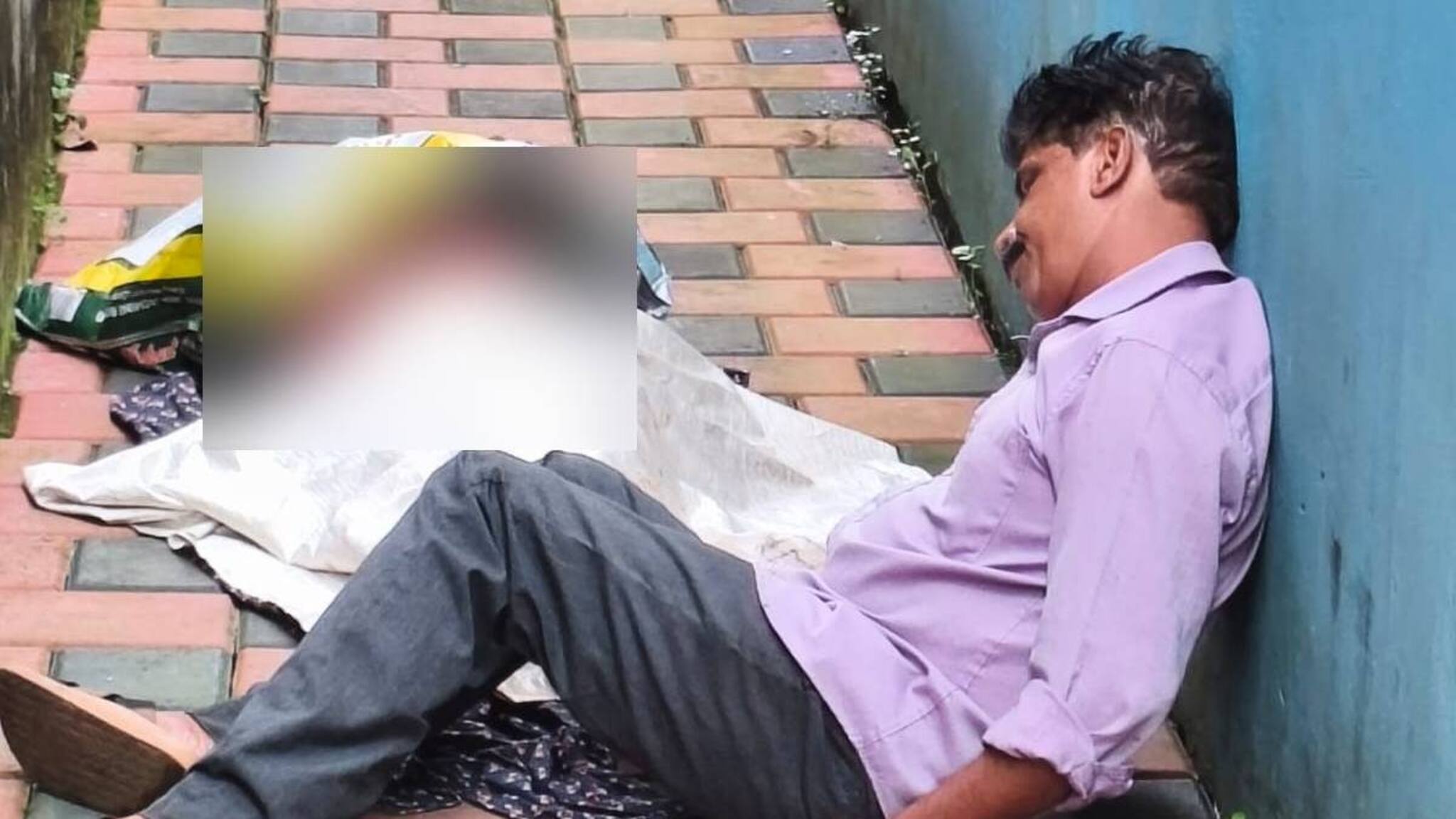 കൊച്ചിയിൽ ചാക്കിൽക്കെട്ടിയ നിലയിൽ സ്ത്രീയുടെ മൃതദേഹത്തിനരികെ മദ്യലഹരിയിലിരുന്ന വീട്ടുടമ കസ്റ്റഡിയിൽ