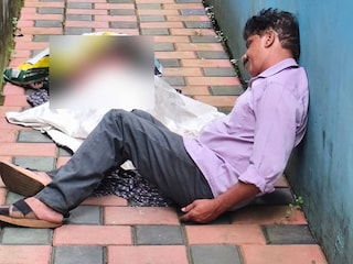 മൃതദേഹത്തിനരികെ മദ്യലഹരിയിൽ ജോർജ്