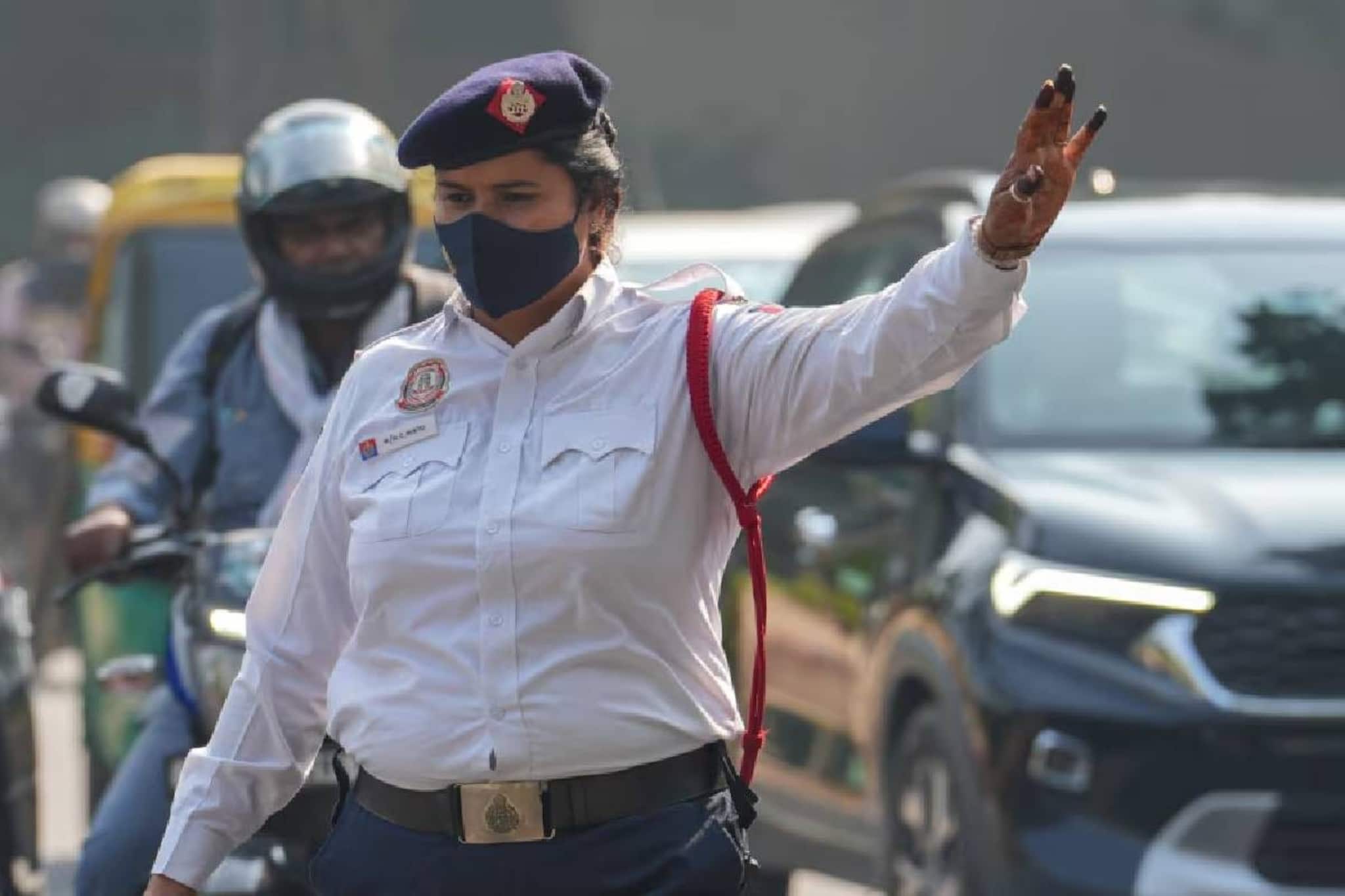 ഹെൽമെറ്റ് ധരിക്കാത്തതിന് പിഴ 21 ലക്ഷം രൂപ; വൈറലായി യുവാവിന് ലഭിച്ച ട്രാഫിക് ചലാൻ