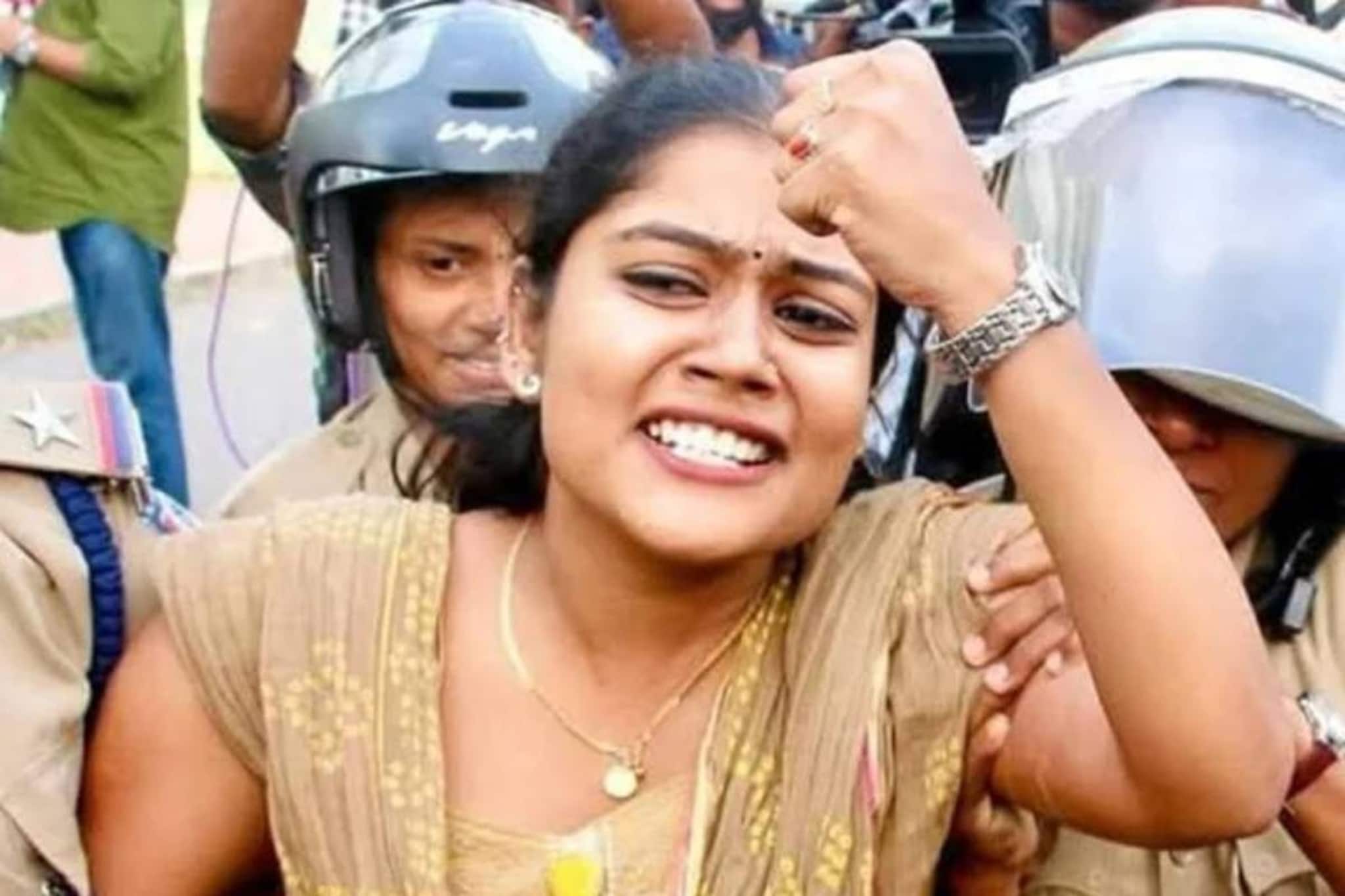 വൈഷ്ണയ്ക്ക് മത്സരിക്കാം; വോട്ടർ പട്ടികയിൽ പേര് ഉൾപ്പെടുത്തി തിരഞ്ഞെടുപ്പ് കമ്മീഷൻ ഉത്തരവിറക്കി വൈഷ്ണയ്ക്ക് മത്സരിക്കാം; വോട്ടർ പട്ടികയിൽ പേര് ഉൾപ്പെടുത്തി തിരഞ്ഞെടുപ്പ് കമ്മീഷൻ ഉത്തരവിറക്കി