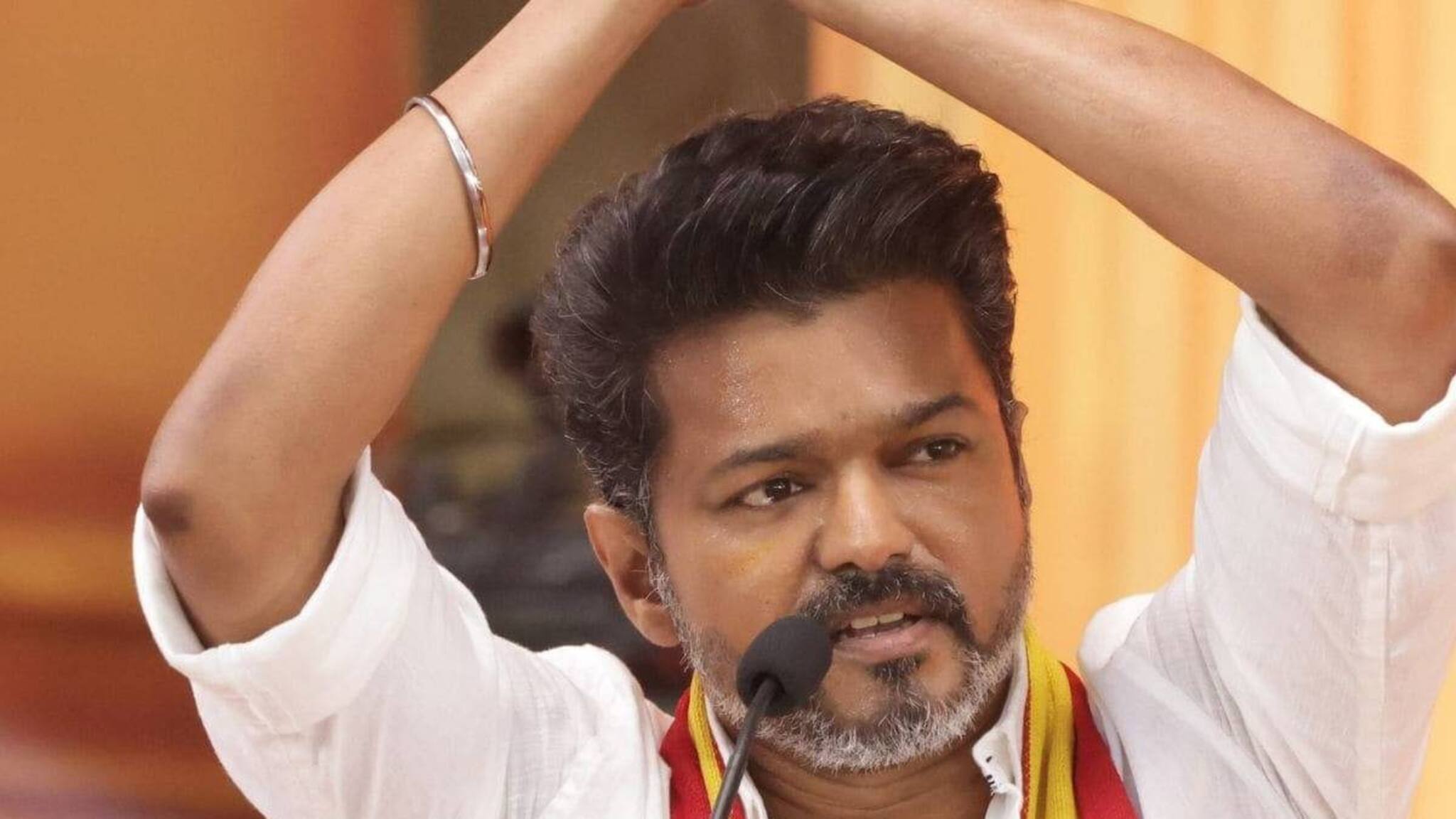 'കരിഞ്ചന്തയില്‍ ടിക്കറ്റുകള്‍ വിറ്റ് കോടികൾ സമ്പാദിച്ചു'; വിജയ്ക്കെതിരെ ആദ്യമായി രൂക്ഷവിമർശനം ഉയർ‌ത്തി AIADMK