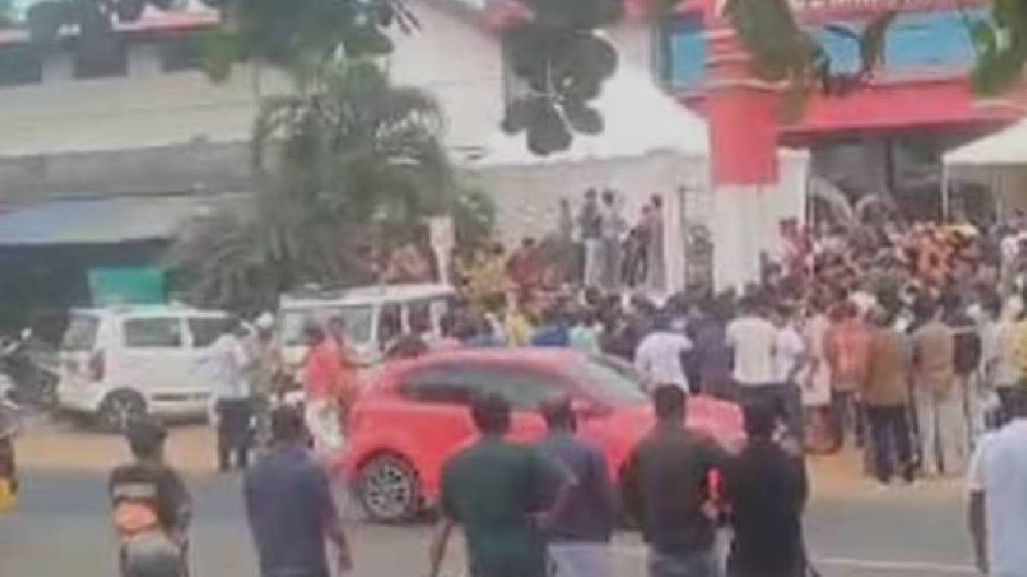 റോഡ് ബ്ലോക്കാക്കി കല്യാണ സംഘം; നാട്ടുകാരുമായി കല്ലേറും സംഘർഷവും; വാഹനങ്ങൾ കസ്റ്റഡിയിലെടുത്ത് പൊലീസ്