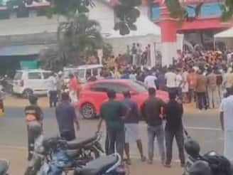 റോഡ് ബ്ലോക്കാക്കി കല്യാണ സംഘം; നാട്ടുകാരുമായി കല്ലേറും സംഘർഷവും; വാഹനങ്ങൾ കസ്റ്റഡിയിലെടുത്ത് പൊലീസ്