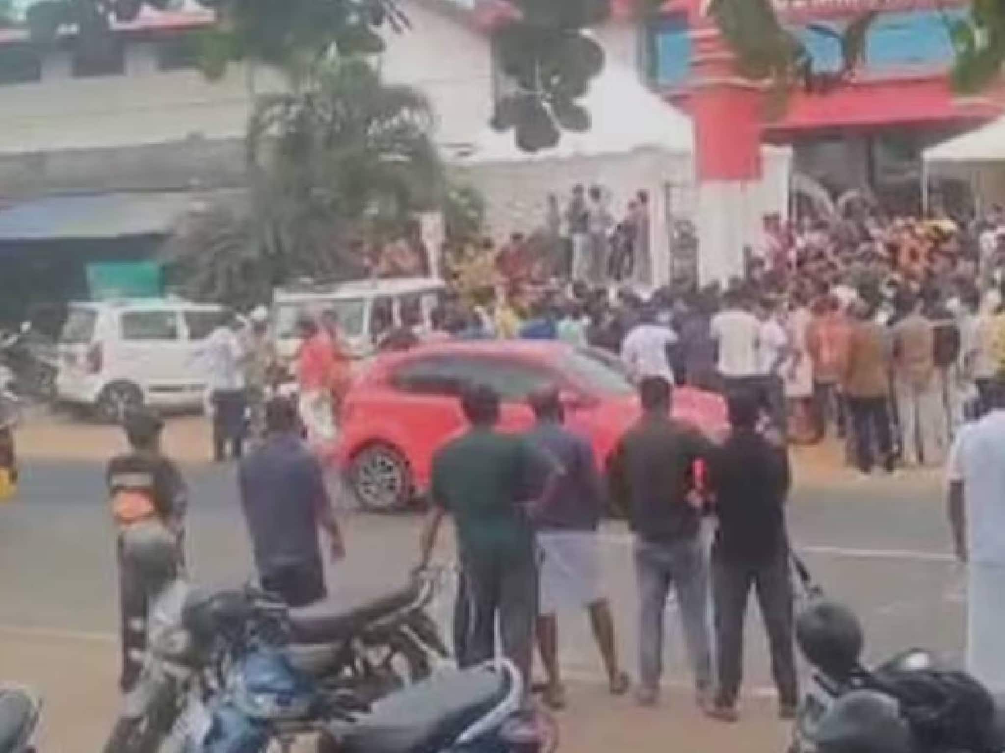 റോഡ് ബ്ലോക്കാക്കി കല്യാണ സംഘം; നാട്ടുകാരുമായി കല്ലേറും സംഘർഷവും; വാഹനങ്ങൾ കസ്റ്റഡിയിലെടുത്ത് പൊലീസ്