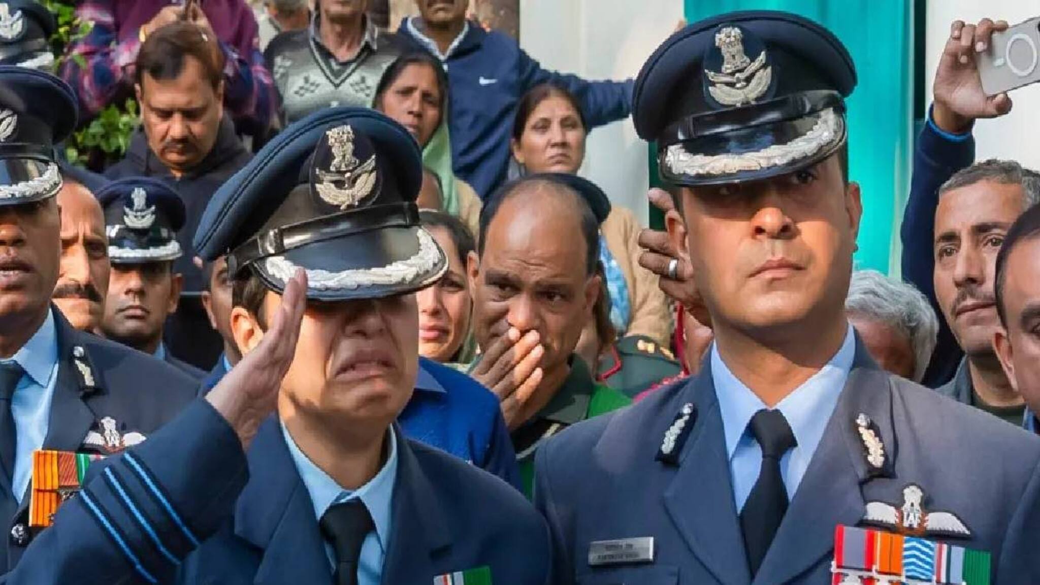 തേജസ് അപകടം; നമാൻഷ് സിയാലിന് കണ്ണീരോടെ അവസാന സല്യൂട്ട് നൽകി വിങ് കമാൻഡറായ ഭാര്യ അഫ്ഷാൻ