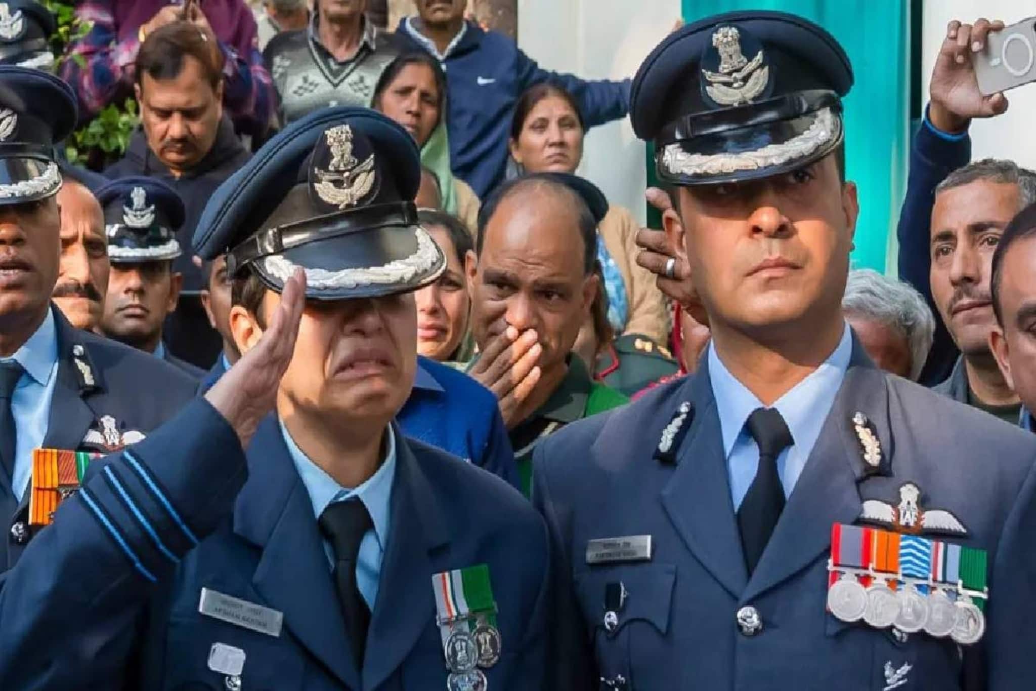 തേജസ് അപകടം; നമാൻഷ് സിയാലിന് കണ്ണീരോടെ അവസാന സല്യൂട്ട് നൽകി വിങ് കമാൻഡറായ ഭാര്യ അഫ്ഷാൻ തേജസ് അപകടം; നമാൻഷ് സിയാലിന് കണ്ണീരോടെ അവസാന സല്യൂട്ട് നൽകി വിങ് കമാൻഡറായ ഭാര്യ അഫ്ഷാൻ