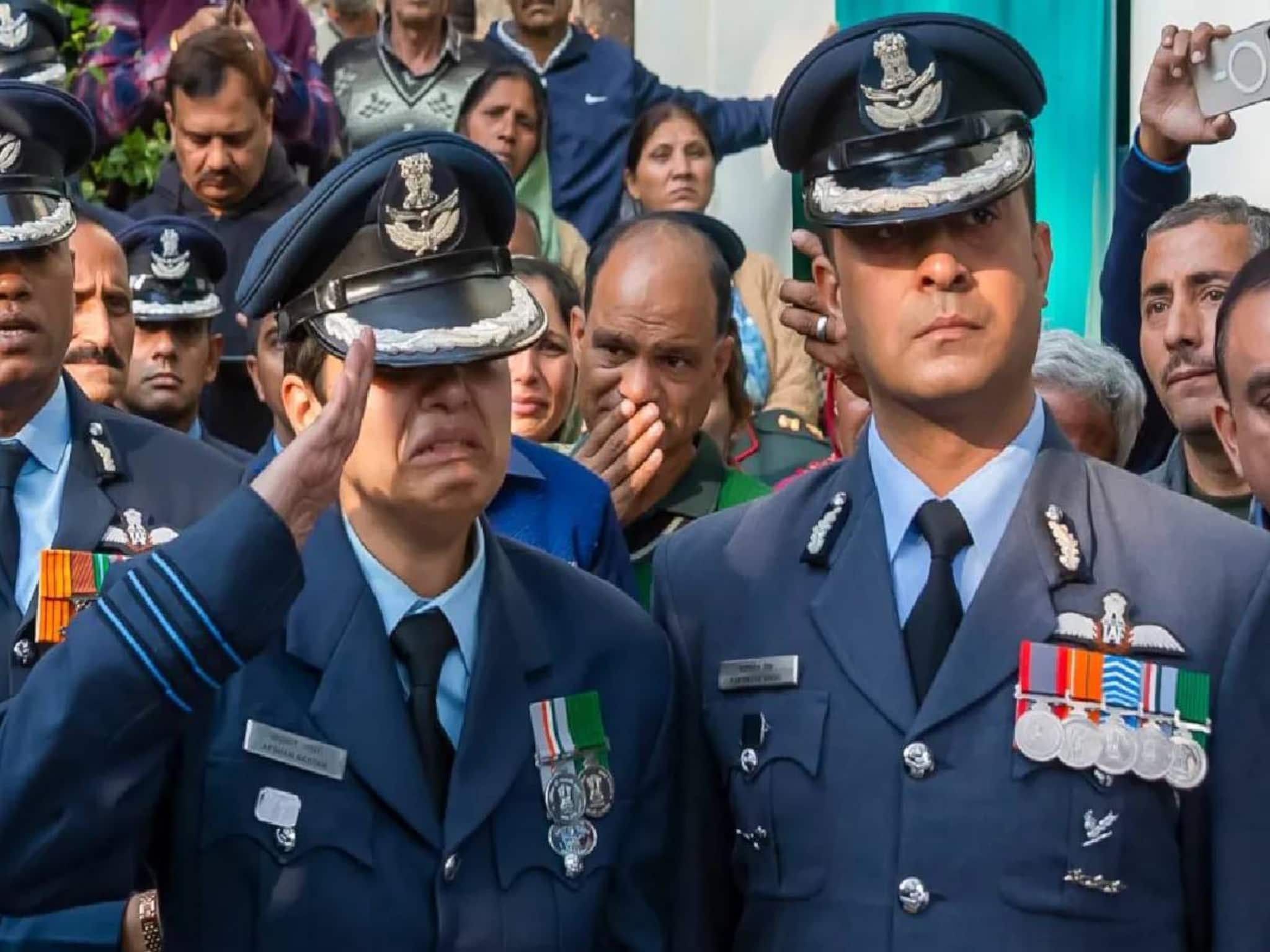 തേജസ് അപകടം; നമാൻഷ് സിയാലിന് കണ്ണീരോടെ അവസാന സല്യൂട്ട് നൽകി വിങ് കമാൻഡറായ ഭാര്യ അഫ്ഷാൻ തേജസ് അപകടം; നമാൻഷ് സിയാലിന് കണ്ണീരോടെ അവസാന സല്യൂട്ട് നൽകി വിങ് കമാൻഡറായ ഭാര്യ അഫ്ഷാൻ