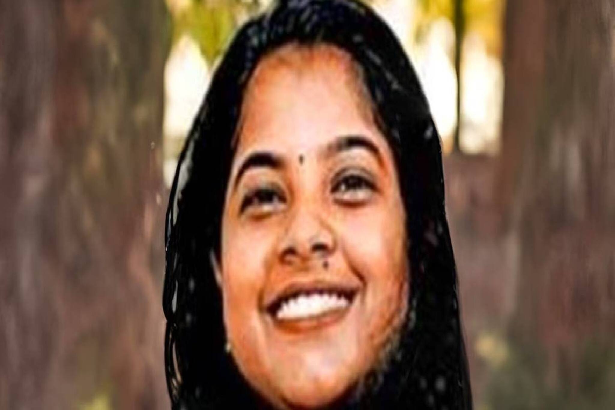 തൃശൂരിൽ കണ്ടെയ്നർ ലോറി തട്ടി ഒടിഞ്ഞ മരക്കൊമ്പ് ഓടിക്കൊണ്ടിരുന്ന കാറിൽ തുളച്ചുകയറി യുവതി മരിച്ചു