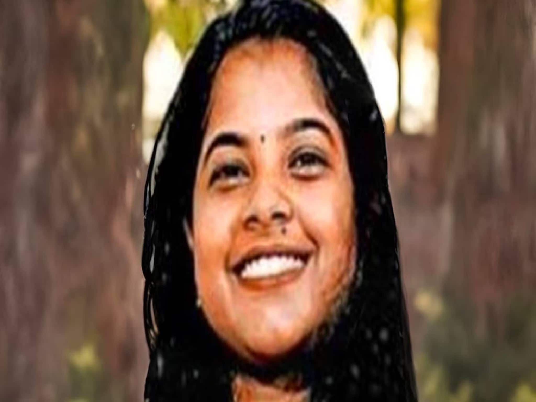 തൃശൂരിൽ കണ്ടെയ്നർ ലോറി തട്ടി ഒടിഞ്ഞ മരക്കൊമ്പ് ഓടിക്കൊണ്ടിരുന്ന കാറിൽ തുളച്ചുകയറി യുവതി മരിച്ചു