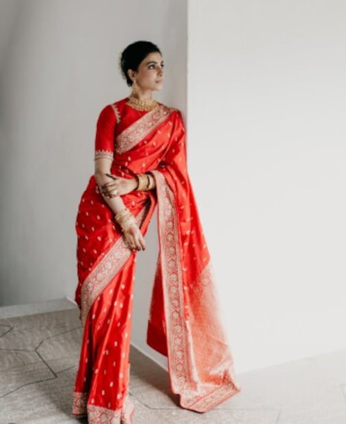  സാമന്ത ധരിച്ച പരമ്പരാഗത വസ്ത്രധാരണം സോഷ്യൽ മീഡിയയിൽ തരംഗമാവുകയാണ്. പ്രശസ്ത ഡിസൈനർ അർപിത മേത്ത പങ്കുവെച്ച സാമന്തയുടെ ഏറ്റവും പുതിയ ചിത്രങ്ങളാണ് ആരാധകരെ അമ്പരപ്പിക്കുന്നത്. പരമ്പരാഗതമായ ചുവപ്പ് നിറത്തിലുള്ള സാരിയിൽ സാമന്തയുടെ രൂപം അതീവ മനോഹരമാണ്. ഡിസൈനർ അർപിത മേത്ത രൂപകൽപ്പന ചെയ്ത ഈ സാരി നിരവധി സവിശേഷതകൾ നിറഞ്ഞതാണ്. പൗഡർ സാരി ബൂട്ടുകൾ (Powder Saree Boots) ഉപയോഗിച്ചാണ് ഈ സാരി സ്റ്റൈൽ ചെയ്തിരിക്കുന്നത്. കൂടാതെ, സ്വർണ്ണ ജർദോസി വർക്കുകളും ചെറിയ കണ്ണാടി വർക്കുകളും സാരിക്ക് കൂടുതൽ ആകർഷണീയത നൽകുന്നു. കട്ട് വർക്ക് ബോർഡർ ഉപയോഗിച്ചാണ് ഈ വസ്ത്രം അലങ്കരിച്ചിരിക്കുന്നത്. ലളിതമായിരിക്കുമ്പോഴും, ഇന്ത്യൻ കൈത്തറിയുടെ മഹത്വം പ്രദർശിപ്പിക്കുന്ന രീതിയിലാണ് ഈ സാരി അതിശയിപ്പിക്കുന്ന രൂപകൽപ്പന ചെയ്തിരിക്കുന്നത്. ഈ ഡിസൈനർ സാരിയിൽ സാമന്ത അതീവ ക്ലാസിയായാണ് കാണപ്പെട്ടതെന്നും റിപ്പോർട്ടുകൾ പറയുന്നു.