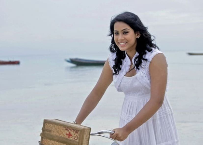  ഒരു മലയാള സിനിമയിൽപ്പോലും അഭിനയിച്ചിട്ടില്ലാത്തത് കൊണ്ട് തന്നെ തുളസി നായർ എന്ന പേര് മലയാളികൾക്ക് സുപരിചിതമല്ല. പക്ഷേ അമ്മ രാധയെ പലർക്കും പരിചയമുണ്ട്. വല്യമ്മ അംബികയെയും. തുളസിയുടെ കുടുംബത്തിന് സിനിമാ പാരമ്പര്യം മാത്രമല്ല, ബിസിനസ് രംഗത്തും പരിചയമുണ്ട്. അറിയപ്പെടുന്ന ബിസിനസ് സംരംഭകൻ രാജശേഖരന്റെയും നടി രാധയുടെയും ഇളയമകളാണ് തുളസി. ചേച്ചി കാർത്തികയും സിനിമയ്ക്ക് പിന്നാലെ ബിസിനസ് രംഗത്ത് വിജയകരമായ ഇന്നിങ്‌സുമായി മുന്നേറുകയാണ് (തുടർന്ന് വായിക്കുക)