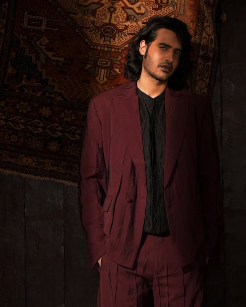 Sakshi Khanna, the youngest son of legendary actor Vinod Khanna, has carved a unique identity for himself in the Indian entertainment industry. Born on May 12, 1991, in Mumbai, he has balanced his lineage with his own creative pursuits, moving from assisting in films to acting and even exploring spirituality.