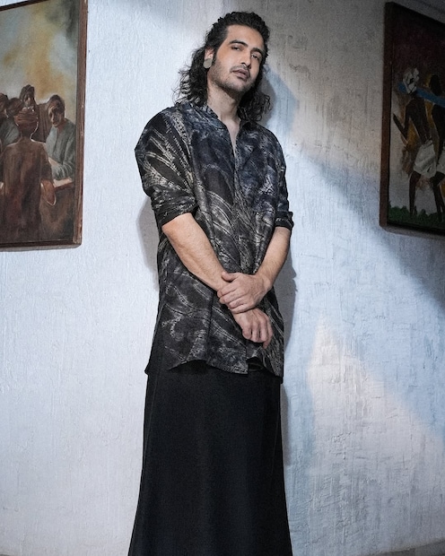 Sakshi Khanna grew up in Mumbai as part of one of Bollywood’s most respected families. His father, Vinod Khanna, was a celebrated actor and politician, while his mother, Kavita Khanna, was Vinod’s second wife. Sakshi shares his family ties with half-brothers Rahul Khanna and Akshaye Khanna, both established actors, and his sister Shraddha Khanna. Despite being born into a household of stars, Sakshi’s journey has been marked by his own choices and explorations.