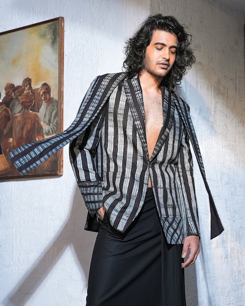 Sakshi Khanna’s career trajectory has been unconventional. Rather than chasing commercial stardom, he has leaned toward indie cinema and creative ventures. He even launched his own production house, aiming to support fresh talent and experimental storytelling. His choices reflect a desire to create meaningful art rather than simply follow the family legacy of mainstream success.